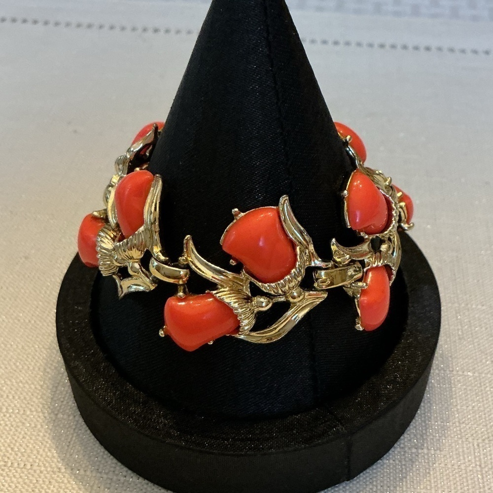 Juliano & Elster Coral Tulip Thermoset Floral Link Gold Tone Bracelet - Picture 3 of 4